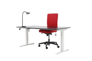 Kontorsæt med bordplade i sort, stelfarve i hvid, sort bordlampe og rød kontorstol